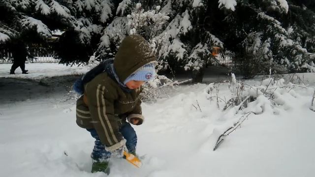 Первый снег в жизни ребенка. Детские фантазии. (2года 10месяцев) смотреть онлайн