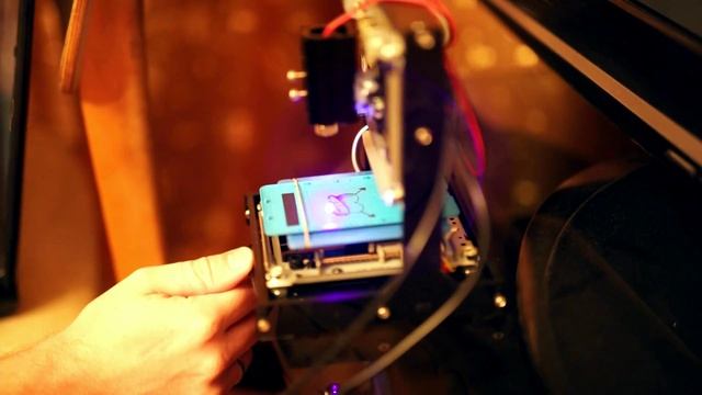 Laser cutter engraving cellphone / Лазерный гравер гравирует телефон смотреть онлайн