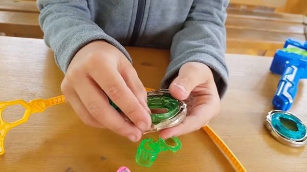 Infinity NADO. Обзор волчка. Искрящаяся бабочка. Сборка, разборка, трюковые насадки, запуск.