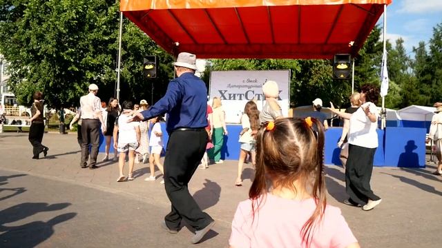ПУСТЬ ВСЕГДА БУДЕТ ПРАЗДНИК ПЕРВЫЙ ВЫХОД В ПАРК ОМСК Lariva Dance 11 06 2023 г смотреть онлайн