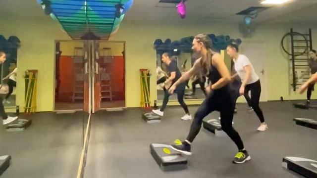 Простая симметричная связка для степ-аэробики смотреть онлайн