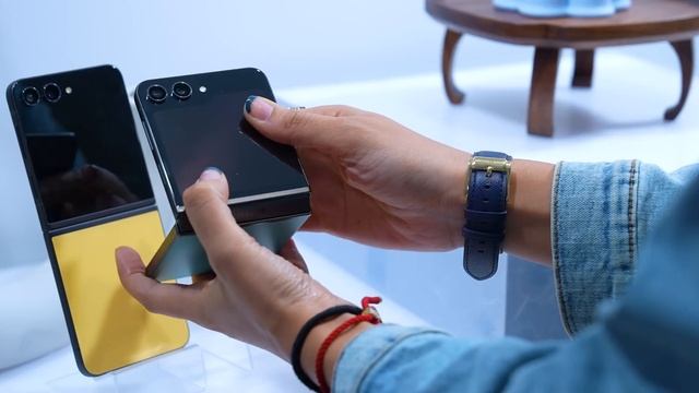 Samsung Galaxy Z Flip 5 First Look - The Best Flip Smartphone??? смотреть онлайн