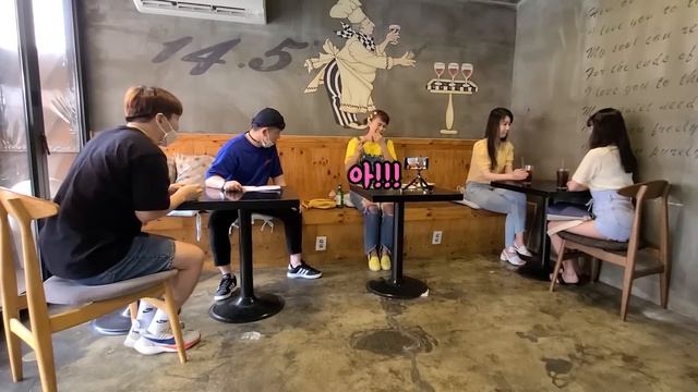 SUB) [몰카] 성인채널에서 벗방을 하던 BJ가 키즈채널에서 먹방을 한다면? ㅋㅋ 미녀들 찐깜놀 몰래카메라 (단발머리 체리언니) смотреть онлайн