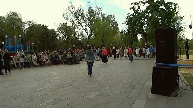 Луганск 2 мая 2016, парк ВЛКСМ дискотека 60+ смотреть онлайн