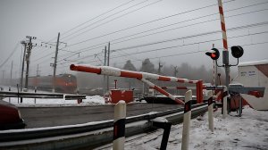 Жд переезд зимой / Видео про поезда для детей и взрослых
