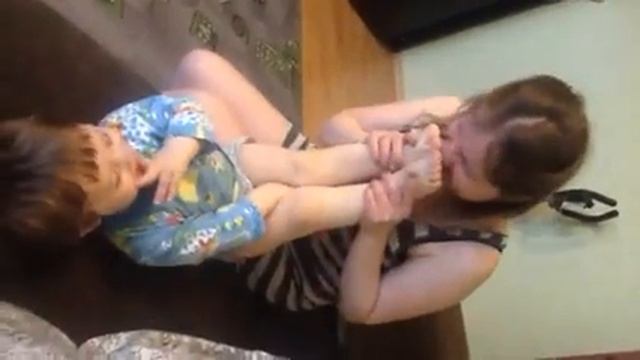 Нюхает свои ноги и говорит фуууууу. :)