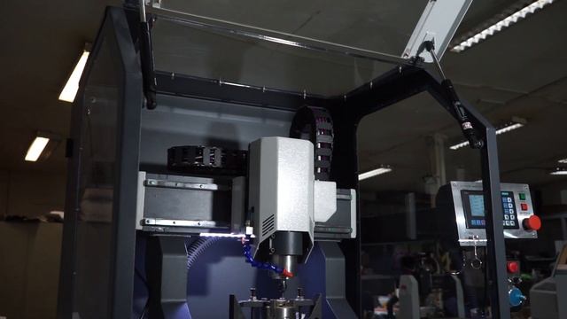 ФРЕЗЕРОВАНИЕ ПО ЛАТУНИ И ТИТАНУ, НОВЫЙ ФРЕЗЕРНЫЙ СТАНОК РОУТЕР 3525КМ смотреть онлайн