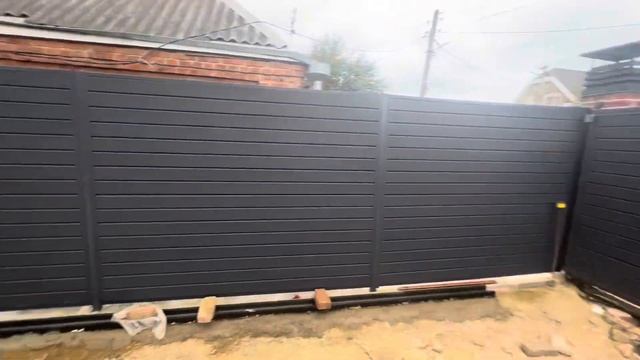 Забор сайдинг на кирпичных колоннах с консольными воротами смотреть онлайн