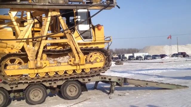 Разгрузка копровой установки с трала.