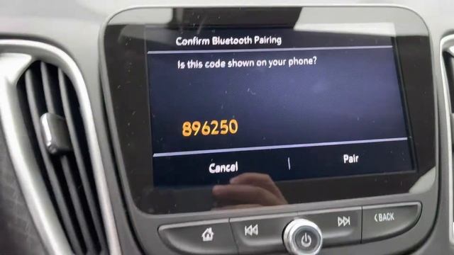 Connecting to Apple CarPlay or Android Auto in a 2023 Chevrolet Malibu смотреть онлайн