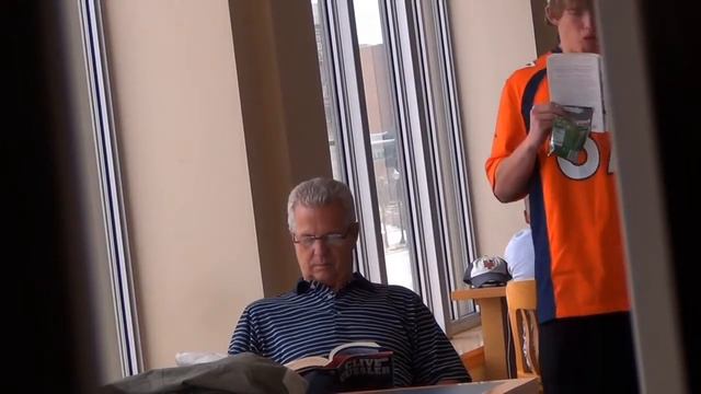 ПЕРЕПИЛ ГАЗИРОВКИ В БИБЛИОТЕКЕ ПРАНК | Joke in the Library смотреть онлайн