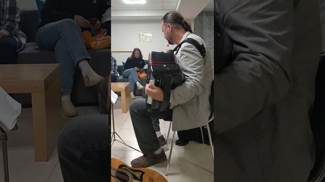 2023.08.27 Курорт Красная Пахра. Посиделки в лобби-баре. Поет Сергей Данилин смотреть онлайн