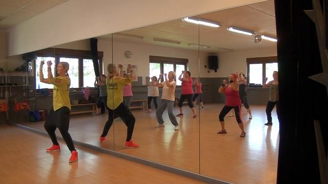 Zumba Gold - warm up 3 - Juicy Wiggle - Redfoo - Zumba à Liège смотреть онлайн