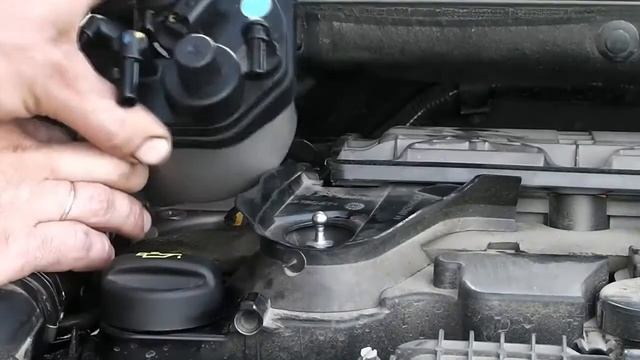 Замена топливного фильтра дизельного Пежо 408, Ситроен С4 1,6HDI, DV6C смотреть онлайн