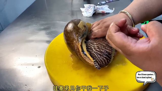 猴哥在家做10寸巨型牛肉汉堡，满满的配料，三人一口一口超过瘾 ！【胖猴仔】