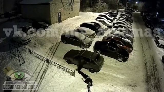 привез бездыханное тело во двор дома и скинул его смотреть онлайн