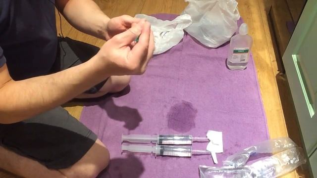 Укол или вливание кошке или коту в холку, если животное обезвожено. Dehydrated cat fluid injection; смотреть онлайн