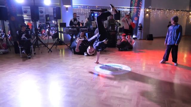 отбор 10-13 bboy Gera vs Fire - брейкданс, SPRING WARS 2022 смотреть онлайн