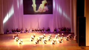 Верочка впервые выступает на сцене!эстрадный танец.дети 4 года танцуют!