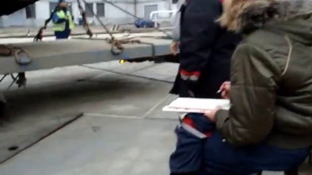 Перевозка транспортной техники - седельные тягачи, выгрузка в порту, съезд с парома смотреть онлайн