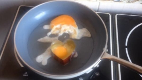 Как сделать яичницу в форме сердца своими руками #1 / Эксперименты на кухне / Рецепты Sekretmastera