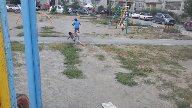 мальчик упал смотреть онлайн