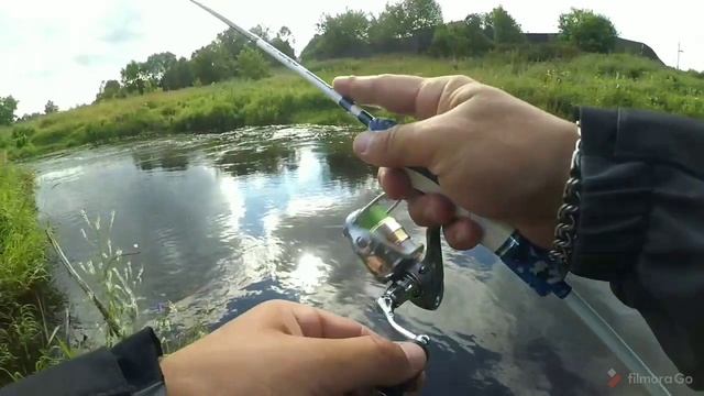 Ловля на спиннинг на малой реке летом. Рыбалка с ультралайтом. Окунь и ëрш на микроджиг. смотреть онлайн