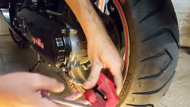 tutorial su come cambiare pasticche moto/scooter смотреть онлайн