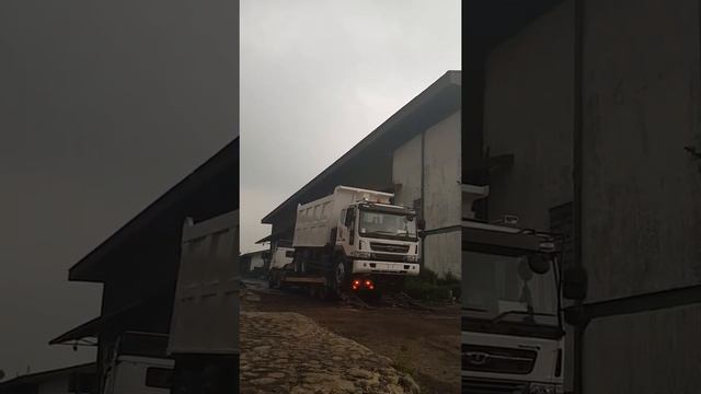 Mendung Hitam yg bikin Baper saat loading Tata Daewoo Novus смотреть онлайн