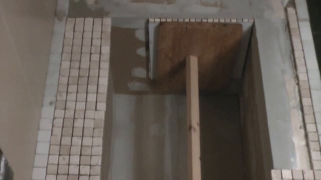 Как приклеить мозаичную плитку к потолку. смотреть онлайн