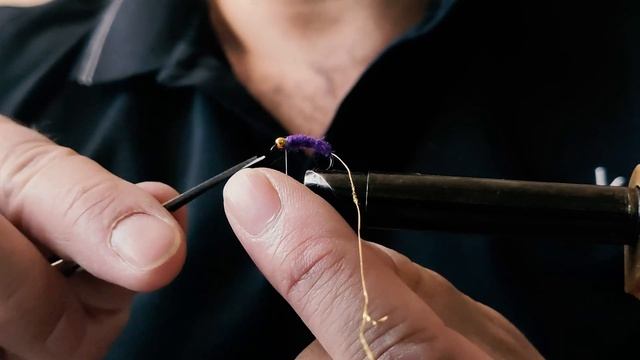 МУШКИ НА ХАРИУСА, фиолетовая веснянка, вяжем сами, простая но очень уловистая мушка смотреть онлайн