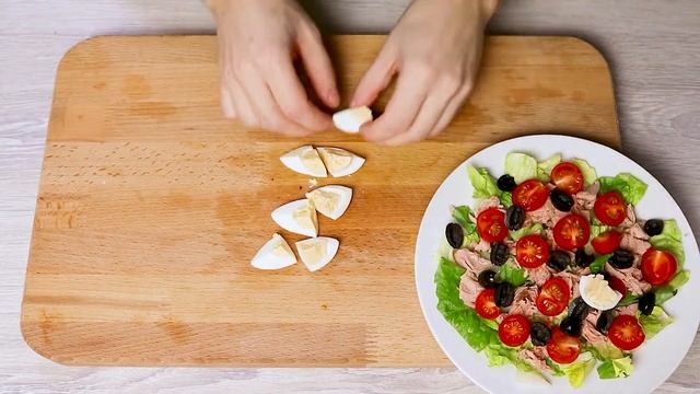 Вкусный и ПРОСТОЙ САЛАТ с консервированным тунцом НА СКОРУЮ РУКУ смотреть онлайн