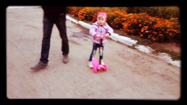 Учимся кататься на самокате ? смотреть онлайн