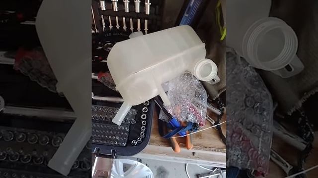 Два доступных средства из автомагазина, чтоб идеально отмыть расширительный бачок антифриза.