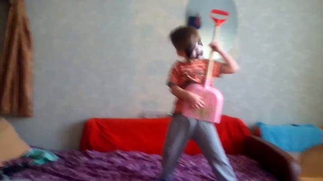 Малой играет на гитаре смотреть онлайн