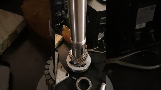 Передняя бабка токарного станка 1И611П (ИЖ). Сборка шпинделя. Часть 11 смотреть онлайн