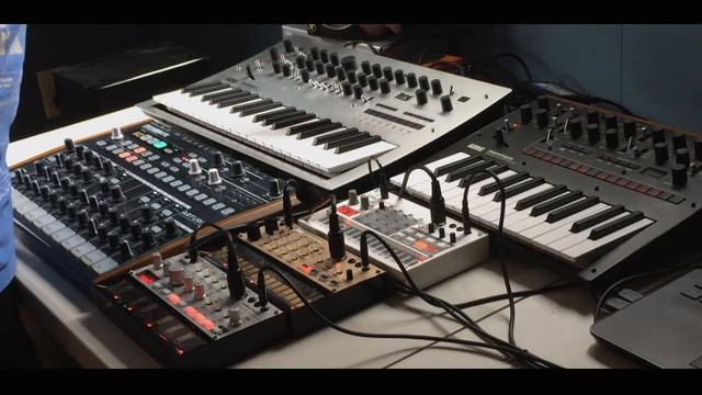 Minilogue, Monologue, Drumbrute And 3 Volcas - Trip Hop(ish) Jam смотреть онлайн