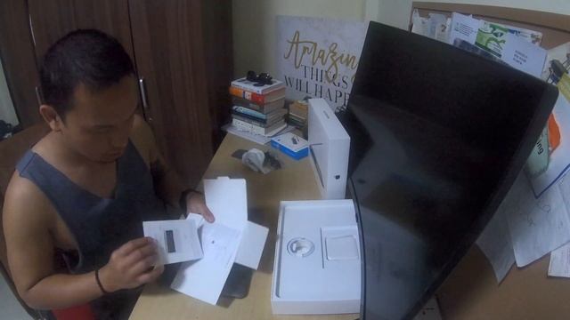 Unboxing and Setup: MacBook Pro 13.3-inch 2019 смотреть онлайн