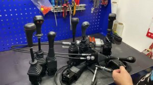 Китайские джойстики и троса управления гидрораспределителем. Сравниваем с итальянским INDEMAR