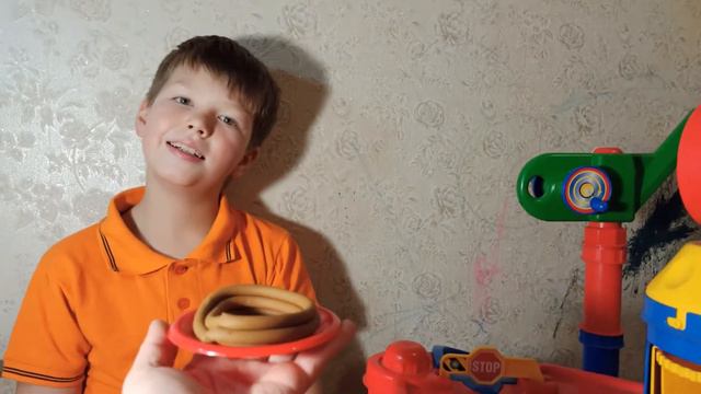 Валера и Витя делают разноцветную лапшу для мамы! смотреть онлайн