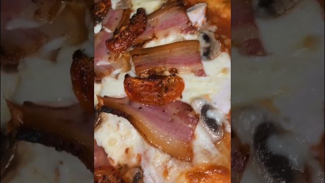 ПИЦЦА С БЕКОНОМ, ГРИБАМИ, КУРИЦЕЙ, ВЯЛЕННЫМИ ТОМАТАМИ И СУЛУГУНИ смотреть онлайн