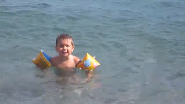 Захар (4 года) плывет. Алушта 2016 смотреть онлайн