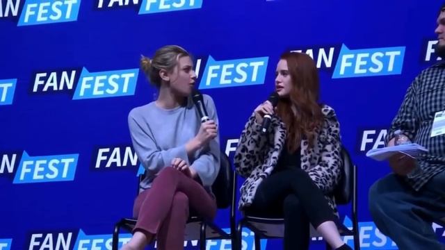 Актрисы Ривердэйла Лили Рейнхарт и Мэделин Петш на FUNFEST смотреть онлайн