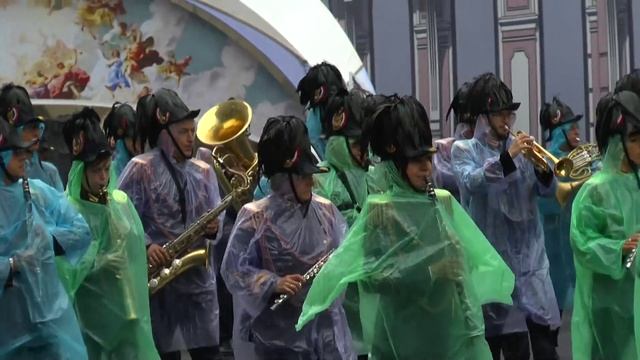 Шествие участников Фестиваля Спасская башня 2015 по Тверской смотреть онлайн