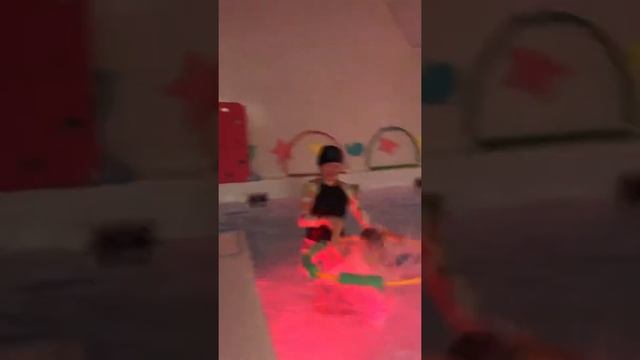 Выступление в бассейне «Китёнок» 2 года и 2 месяца . смотреть онлайн