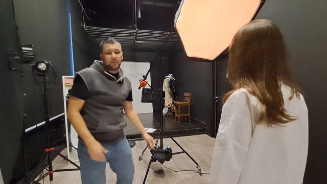 Портретная фотография. Постановка света для начинающих. Смотрим как свет влияет на лицо модели. смотреть онлайн