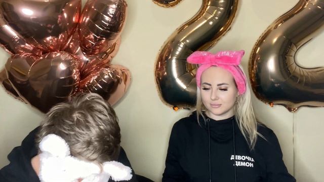 МОЙ ПАРЕНЬ ДЕЛАЕТ МНЕ МАКИЯЖ ? / Больше УГАРА, чем МАКИЯЖА ? смотреть онлайн