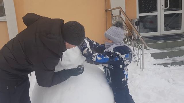 Максим и папа строят огромного снеговика смотреть онлайн