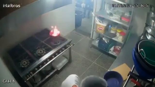 еще один гений который тушит горящее масло водой... смотреть онлайн