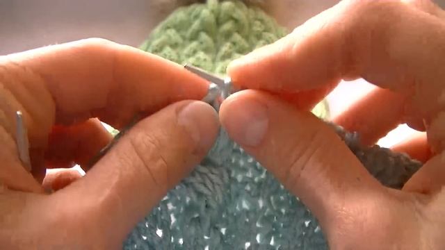 Вязание шапки с косами на 5 спицах.Knitting hats with braids 5 spokes смотреть онлайн